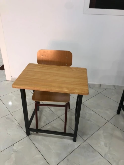 Chaise et tables élèves + paillasse et bureau 