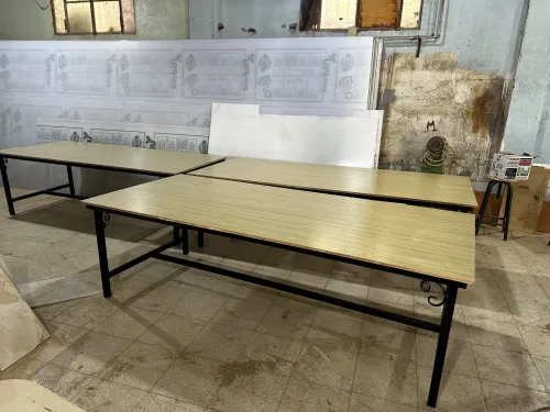 Chaise et tables élèves + paillasse et bureau 