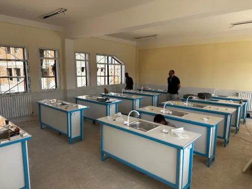 Chaise et tables élèves + paillasse et bureau 