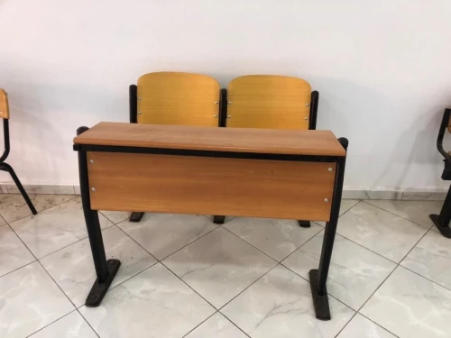 Chaise et tables élèves + paillasse et bureau 