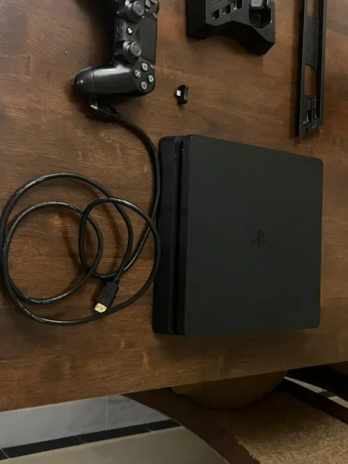 PS4 slim 500GO + support ventilation 2023 presque jamais utilisée