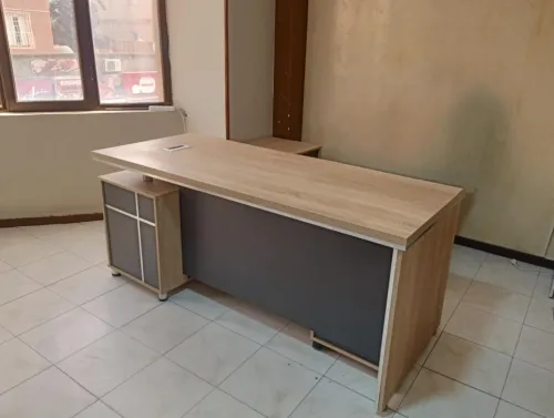 Bureau + meuble + comptoir de réception + 2 chaise réception + 24 chaise salle d'attente+ 