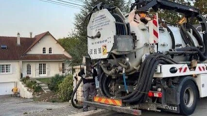 Camion vidange debouchage canalisation de regarde fesse septique