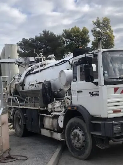 Camion vidange debouchage canalisation de regarde fesse septique