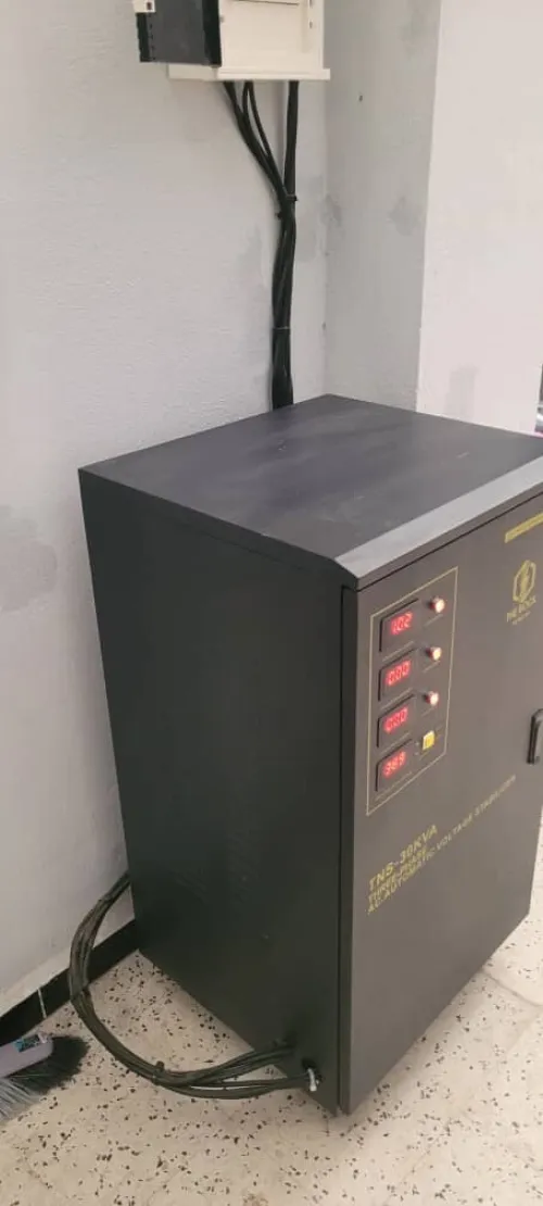 Stabilisateur the rock, triphasée, 30 kva, 45 ampère, 380 voltes, état neuf ( voir facture d'achat)