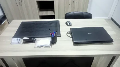 تجهيز مكتب كامل للبيع مع إمكانية الاستمرار في المحل موقع ممتاز 