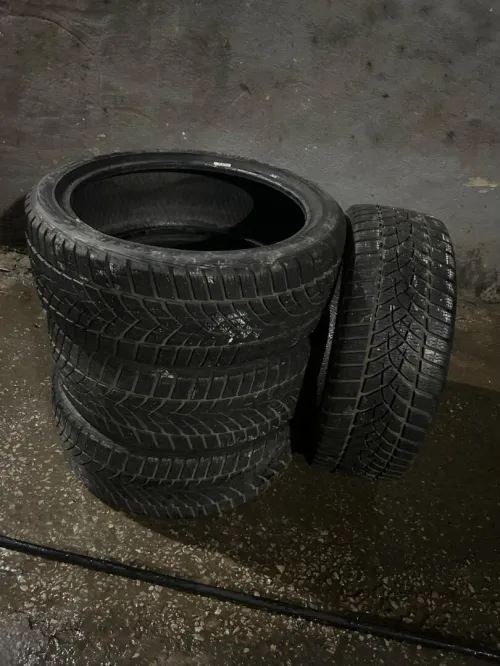 أربعة عجلات