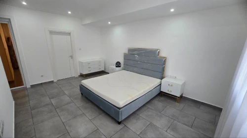 Mobilier complet en très bon état (أثاث كامل بحالة جيدة جداً)