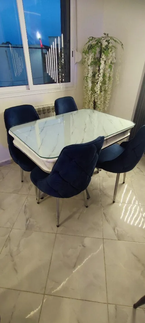 Table à manger très luxueuse, élégante et moderne avec un panneau en verre 