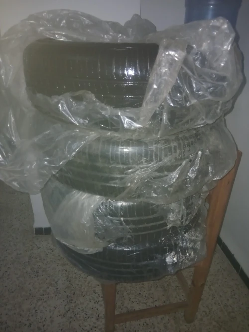 4 pneus comme neuve 175/70/14 hankook de ma voiture avec jantes de polo