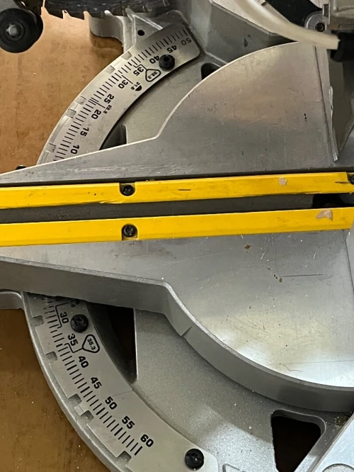 Scie à onglets et à table DeWALT D27111-QS