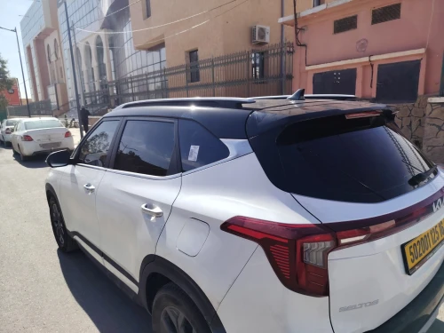 Kia Seltos 2025 Black and white