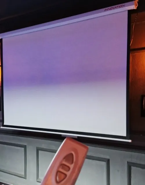 A vendre vidéo projecteur 4k full HD de marque wimius avec écran de projection ( ennovation)