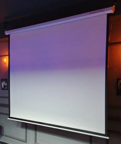A vendre vidéo projecteur 4k full HD de marque wimius avec écran de projection ( ennovation)