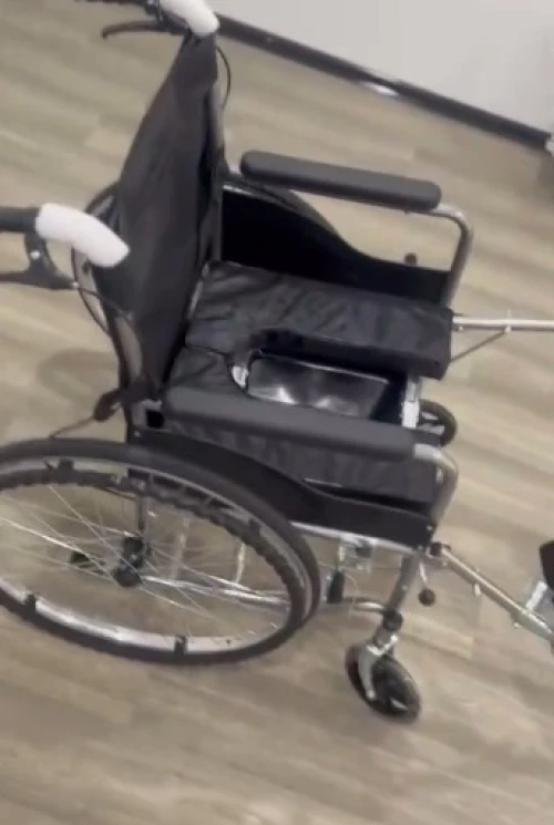 Fauteuil garde-robe roulant pliable avec seau hygiénique  Livraison Algérie