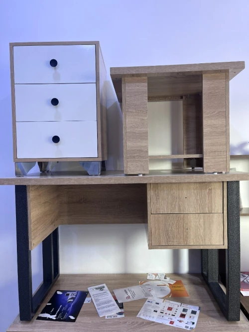 Bureau mélaminé 1,20m avec pieds métalliques et un caisson à 3 tiroirs et table basse