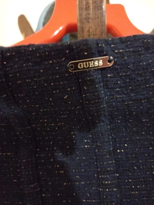 Salam vend une tres belle jupes de marque GUESS original