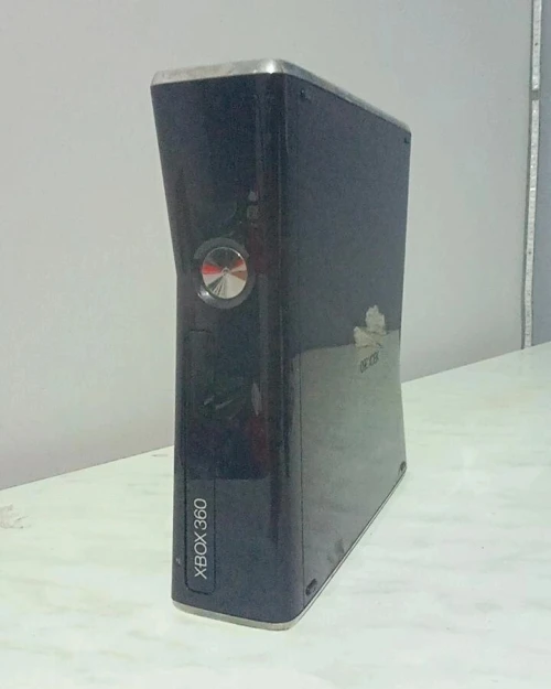 xbox 360 + 2 Manat + 2 sédi