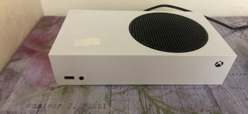 Xbox serie s une manette + game pass 2 mois