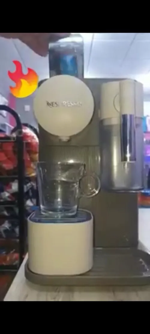 Machine à café Nespresso latissima one .