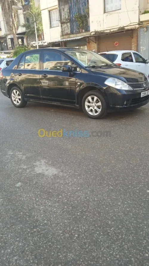 Nissan Tiida 4 portes 2011 Tiida 4 portes