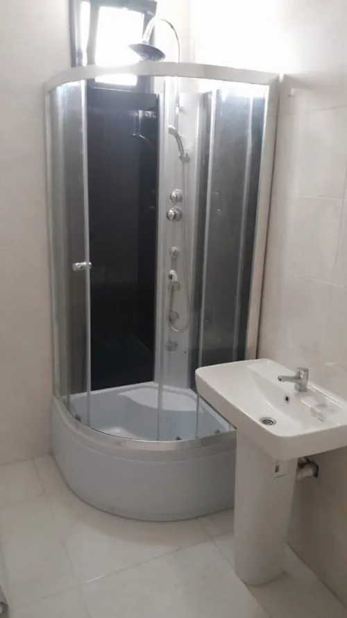 Ensemble lavabo, bidet et cabine de douche
