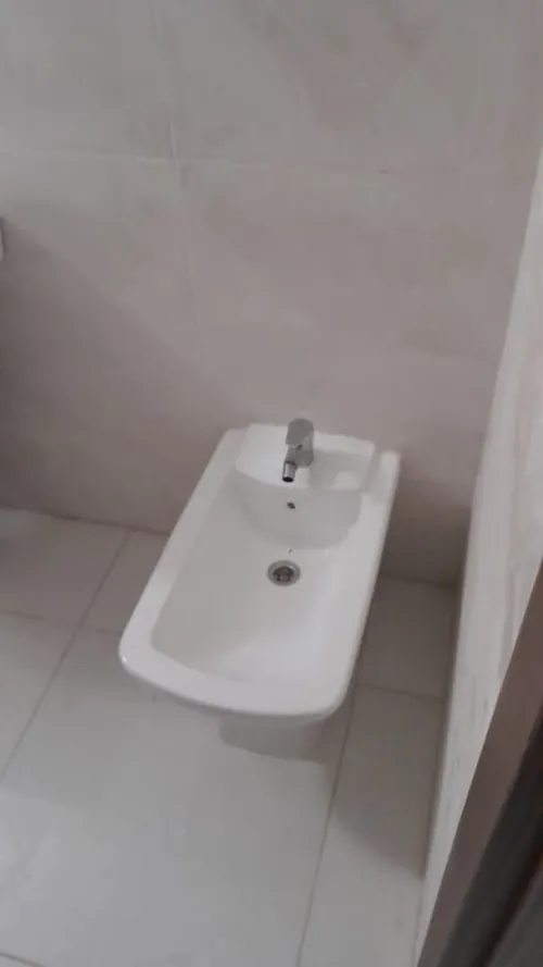 Ensemble lavabo, bidet et cabine de douche