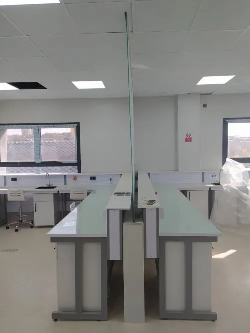 Paillasse de laboratoire et bureautique 