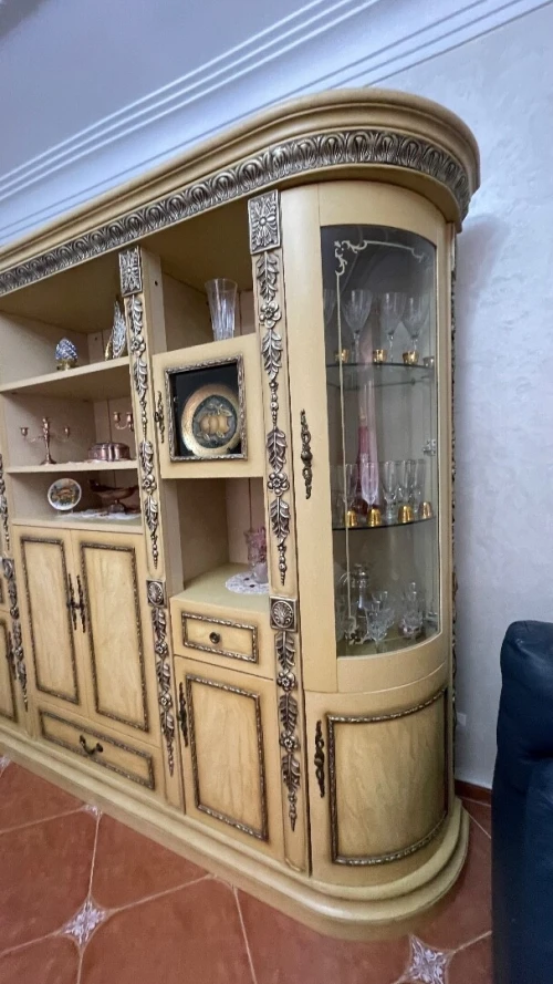 Buffet / Vaisselier en bois sculpté style classique