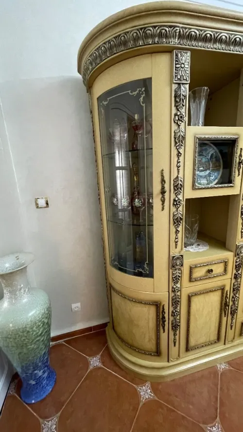 Buffet / Vaisselier en bois sculpté style classique