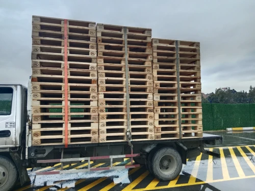 Palette en bois et cesse en bois