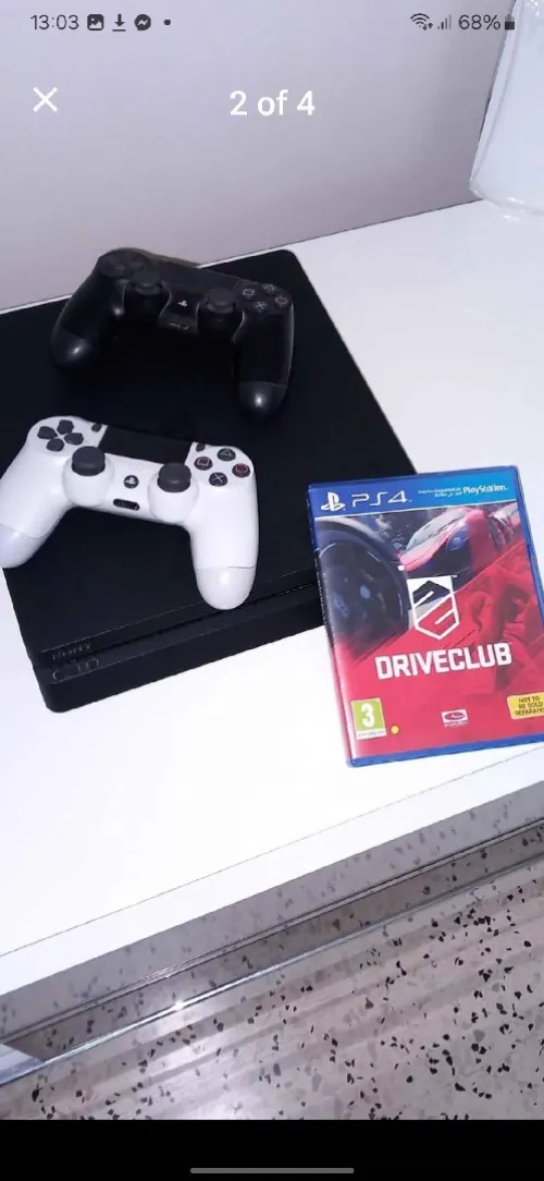 Ps4 très bonne état avec 2 manettes originales et 2 CD 500g version 11.5