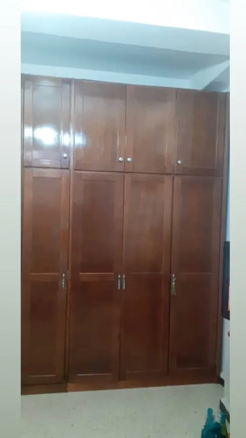 Armoire en bois rouge