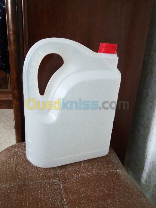  bidons et bouteilles en plastique