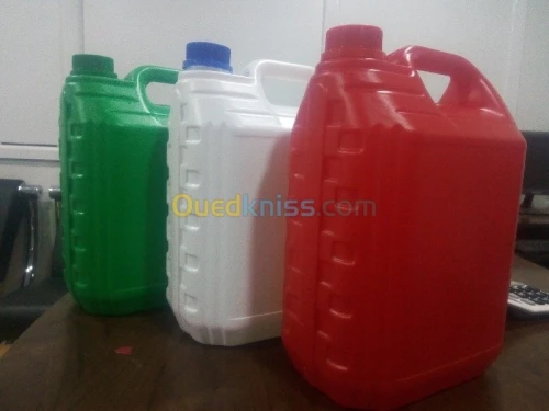  bidons et bouteilles en plastique
