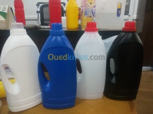  bidons et bouteilles en plastique