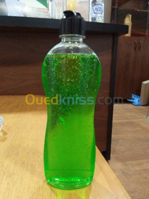  bidons et bouteilles en plastique