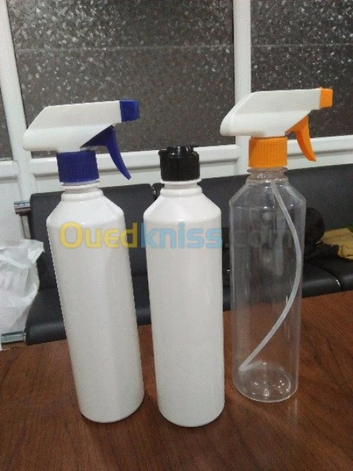  bidons et bouteilles en plastique