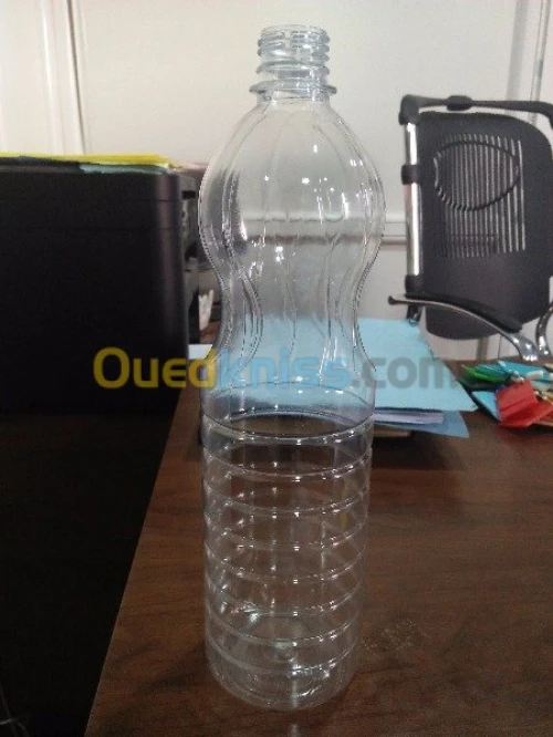  bidons et bouteilles en plastique