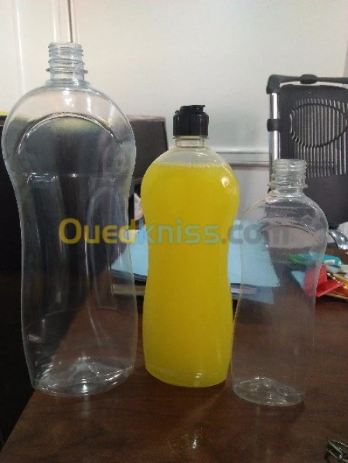  bidons et bouteilles en plastique