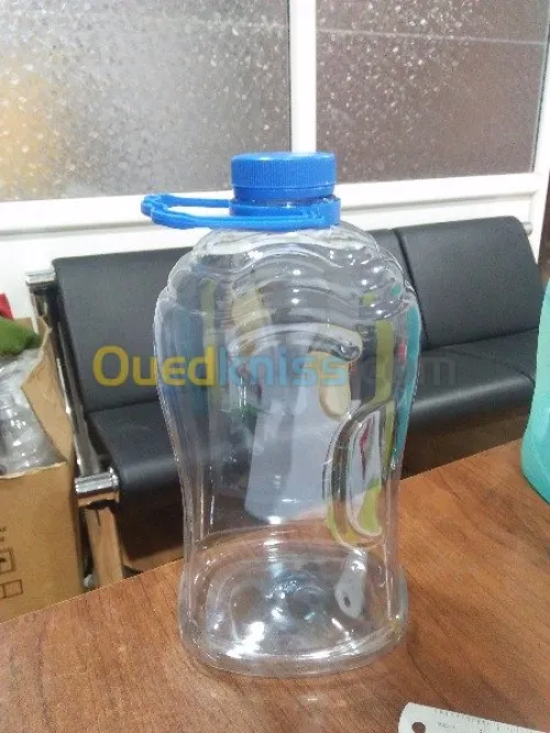  bidons et bouteilles en plastique