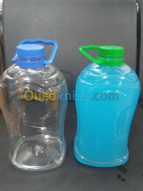  bidons et bouteilles en plastique
