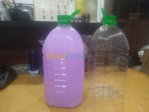  bidons et bouteilles en plastique
