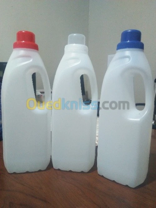  bidons et bouteilles en plastique
