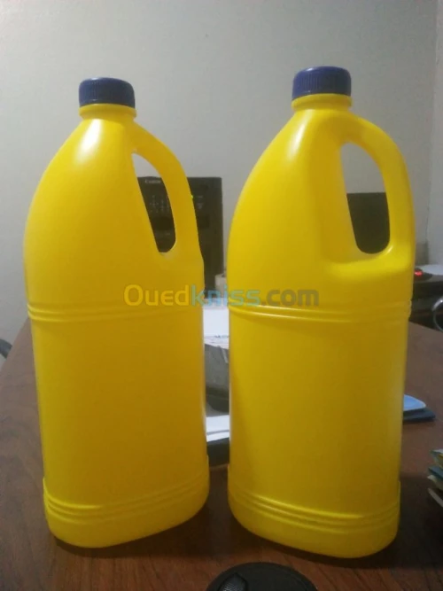  bidons et bouteilles en plastique