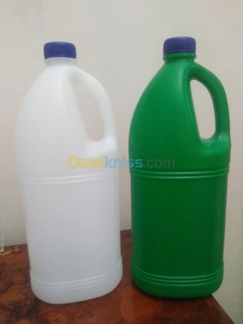 bidons et bouteilles en plastique