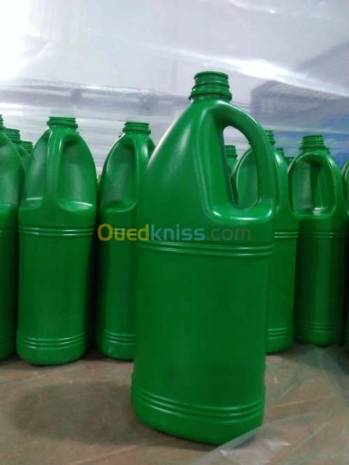  bidons et bouteilles en plastique