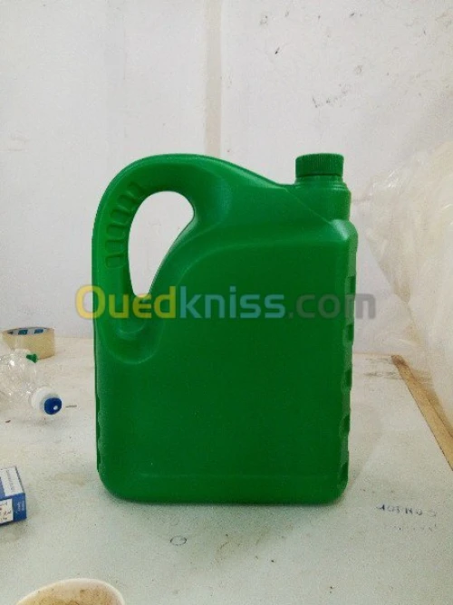  bidons et bouteilles en plastique