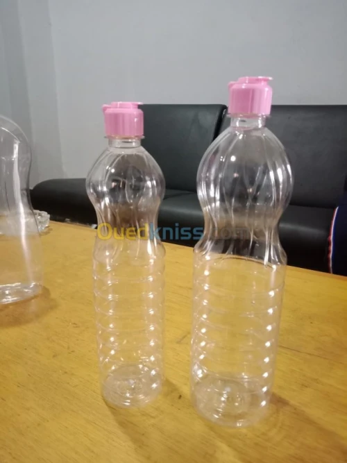  bidons et bouteilles en plastique