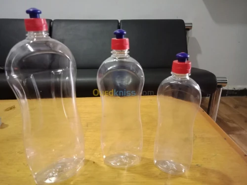  bidons et bouteilles en plastique